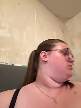 Snapshot of CurvyPaar2 chatting on May 25, 2026, 9:32 pm CurvyPaar2 online show from May 25, 2026, 9:32 pm