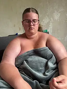 Snapshot of CurvyPaar2 chatting on June 1, 2026, 3:58 pm CurvyPaar2 online show from June 1, 2026, 3:58 pm