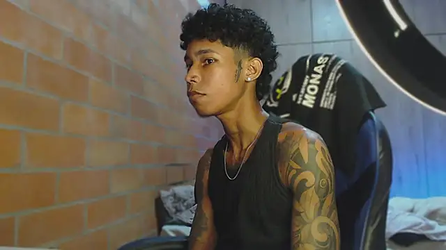 Snapshot of James_rufin chatting on September 19, 2025, 2:35 am James rufin online show from September 19, 2025, 2:35 am