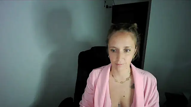 Snapshot of violetofsecret chatting on September 12, 2025, 9:59 pm violetofsecret online show from September 12, 2025, 9:59 pm