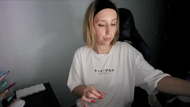 Snapshot of violetofsecret chatting on October 17, 2025, 10:23 pm violetofsecret online show from October 17, 2025, 10:23 pm