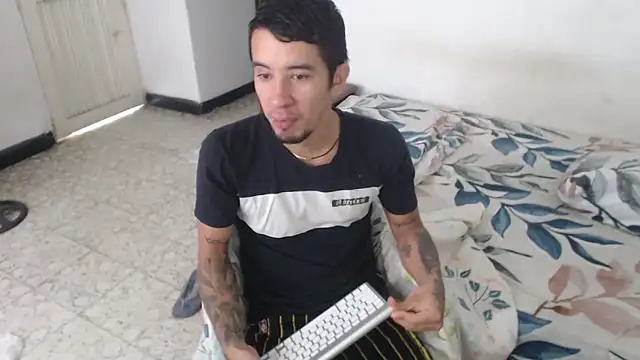 Snapshot of couplehotfantasies chatting on September 29, 2025, 6:46 pm couplehotfantasies online show from September 29, 2025, 6:46 pm