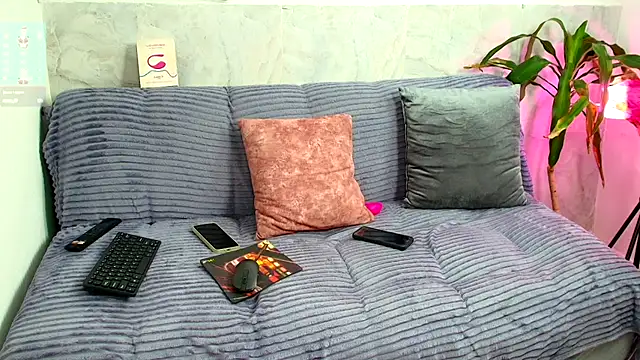 Luna logan online show from November 27, 2025, 3:52 am