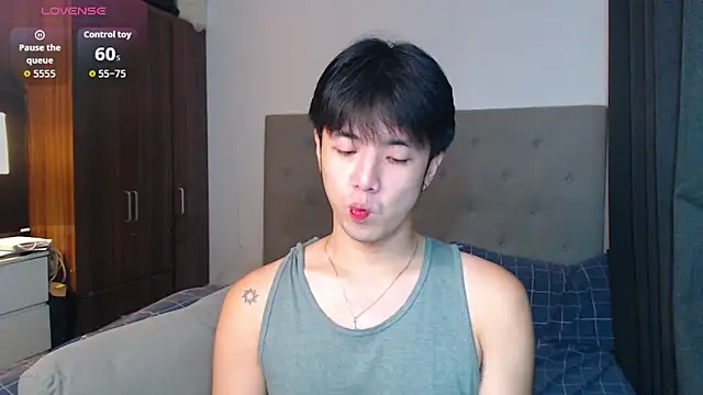 Snapshot of Addictiveboi chatting on October 19, 2025, 2:12 am Addictiveboi online show from October 19, 2025, 2:12 am