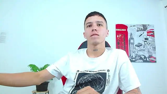 Cumandres18 online show from November 24, 2025, 2:17 pm