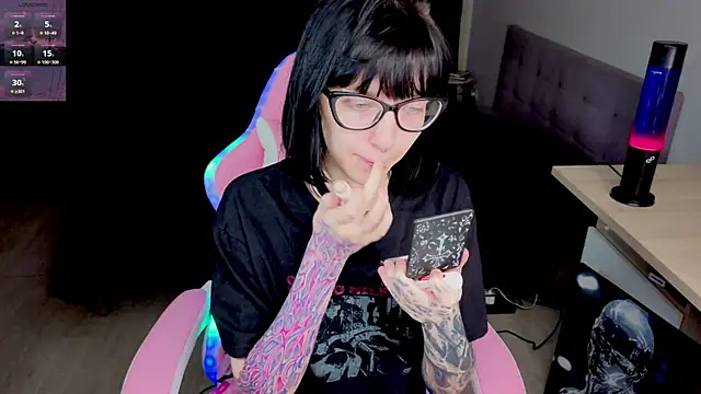 HazelTompson online show from April 16, 2026, 1:01 pm