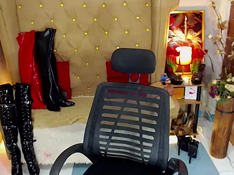 UrQueenDomCumTS online show from May 16, 2026, 2:19 am