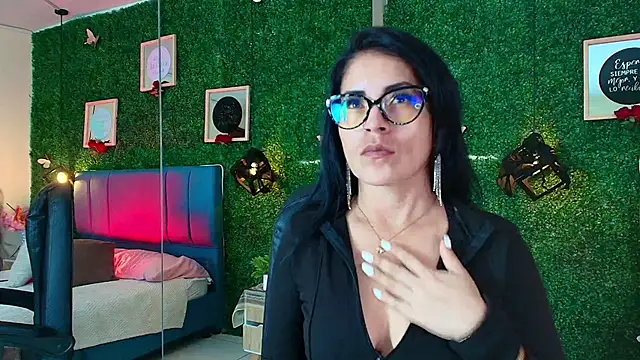 Snapshot of Linagh_ chatting on November 10, 2025, 11:53 am Linagh online show from November 10, 2025, 11:53 am