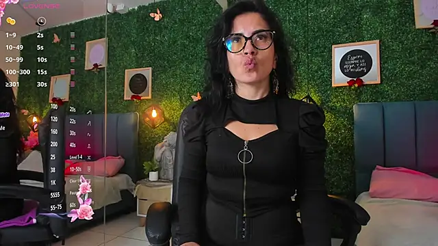 Snapshot of Linagh_ chatting on November 15, 2025, 11:40 am Linagh online show from November 15, 2025, 11:40 am