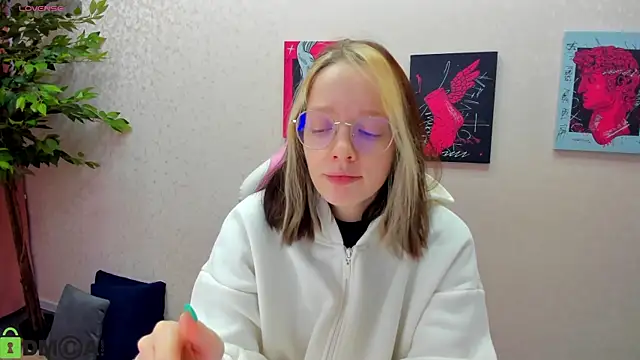 Snapshot of R0cket_bunny chatting on December 14, 2025, 12:38 am R0cket bunny online show from December 14, 2025, 12:38 am