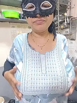 Queen Nightt online show from October 7, 2025, 3:14 am