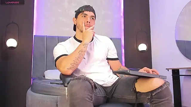 Snapshot of Liam_walk_ chatting on November 10, 2025, 8:08 pm Liam walk online show from November 10, 2025, 8:08 pm