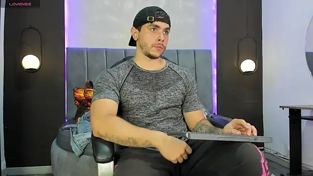 Liam walk  online show from November 12, 2025, 7:46 pm