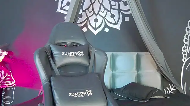 RavennMoonn online show from September 25, 2025, 8:56 pm