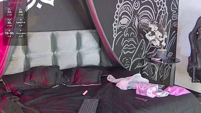 RavennMoonn online show from October 7, 2025, 6:16 pm