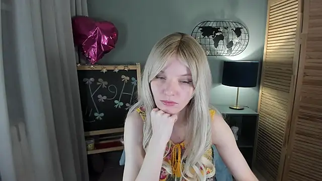 Snapshot of Madelaineses chatting on November 16, 2025, 10:10 am Madelaineses online show from November 16, 2025, 10:10 am