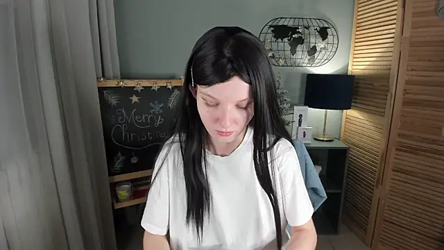 Snapshot of Madelaineses chatting on December 18, 2025, 8:42 am Madelaineses online show from December 18, 2025, 8:42 am