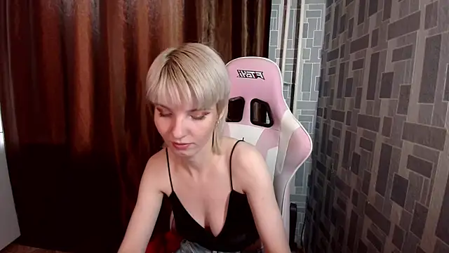 Snapshot of Madelaineses chatting on February 7, 2026, 3:54 am Madelaineses online show from February 7, 2026, 3:54 am