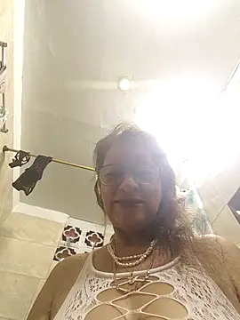 MaryeLunna online show from November 1, 2025, 11:12 am