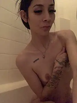 Snapshot of lovinlush chatting on February 21, 2026, 10:11 pm lovinlush online show from February 21, 2026, 10:11 pm