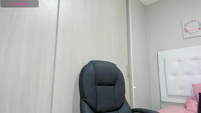 Snapshot of andrea__hills chatting on October 10, 2025, 6:51 pm andrea hills online show from October 10, 2025, 6:51 pm