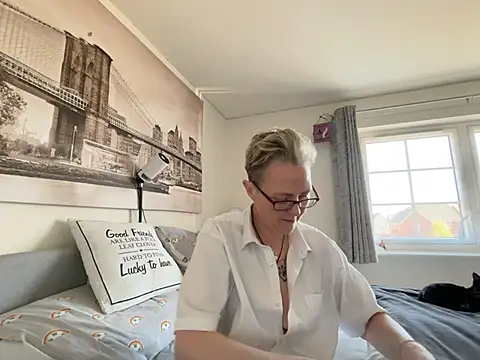 Curvy-Jinx online show from April 7, 2026, 8:15 am