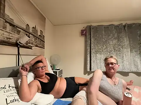Snapshot of Curvy-Jinx chatting on July 17, 2026, 9:08 pm Curvy-Jinx online show from July 17, 2026, 9:08 pm