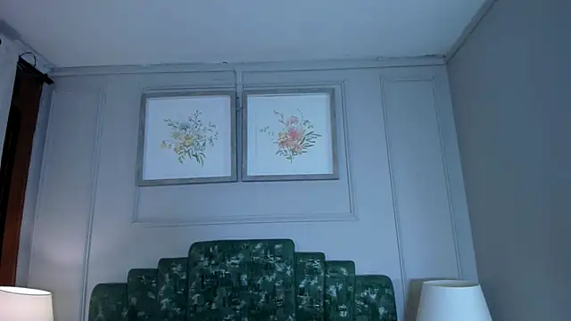 mia kisses2 online show from January 7, 2026, 4:59 am