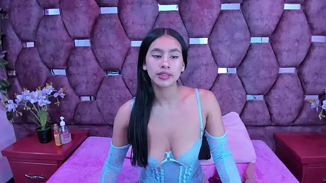 Miaa Davis  online show from November 21, 2025, 3:05 am