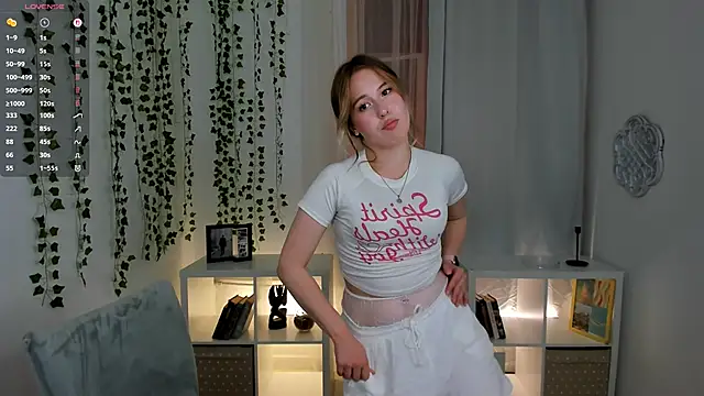 LanaRoselle online show from September 19, 2025, 9:37 pm