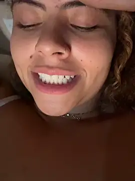 Chloe Leaozinho online show from May 15, 2026, 11:56 pm