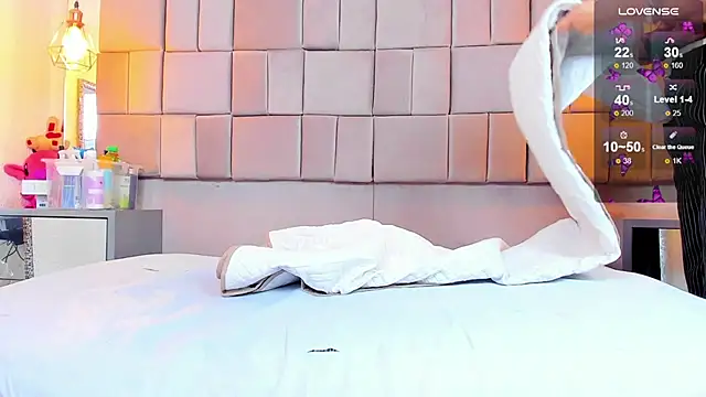 antoneella jones online show from December 18, 2025, 12:44 pm