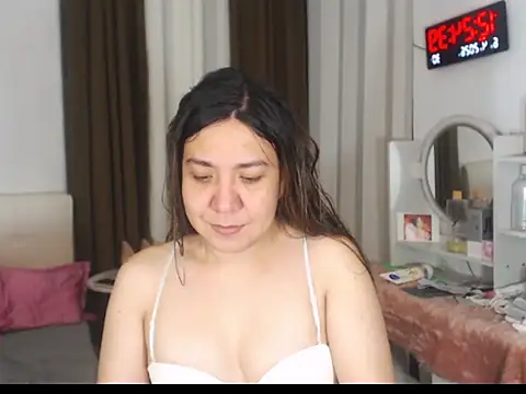 stellahugeX online show from April 5, 2026, 4:26 pm