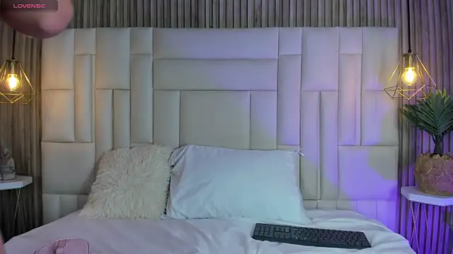 LovelyEyesx online show from April 15, 2026, 5:09 pm