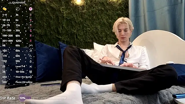 fiachand online show from November 30, 2025, 7:51 pm