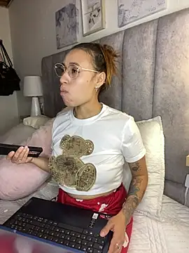 juliana-mancini online show from March 31, 2026, 11:27 pm