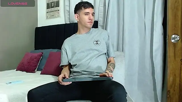 Matteo12  online show from November 9, 2025, 4:00 am