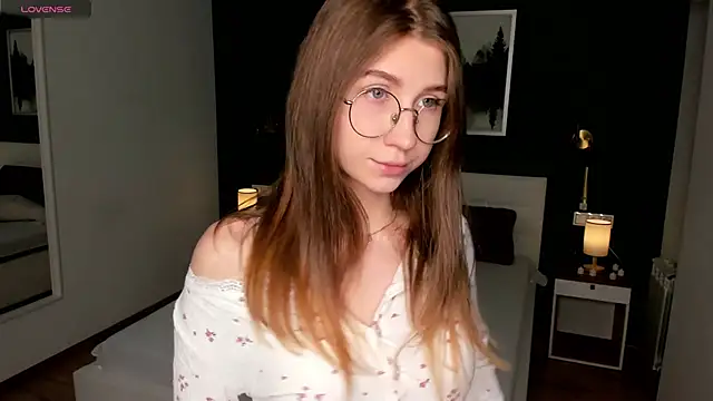 Snapshot of EditaBand chatting on November 12, 2025, 6:52 pm EditaBand online show from November 12, 2025, 6:52 pm