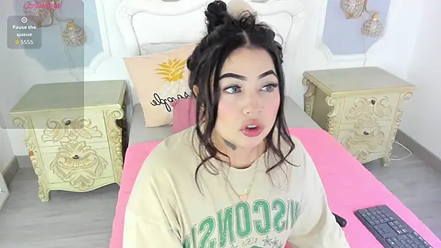 MeganStar   online show from November 18, 2025, 12:31 pm