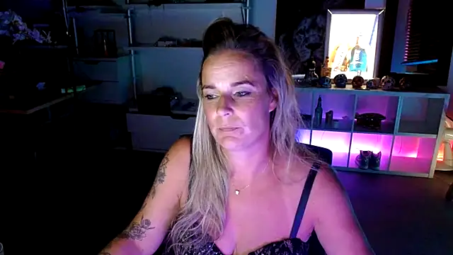 Mrs-Aurora online show from October 2, 2025, 7:21 pm