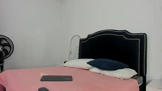 LiliCarterm online show from October 27, 2025, 8:13 pm