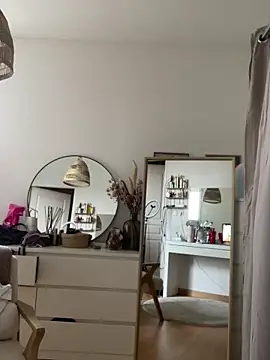 Snapshot of chloedlm5 chatting on February 5, 2026, 9:47 am chloedlm5 online show from February 5, 2026, 9:47 am