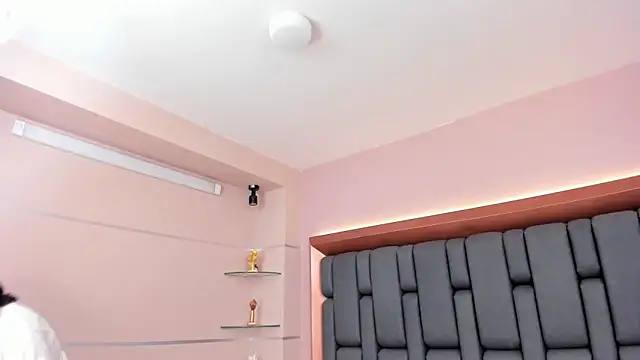 LisaMendez online show from November 13, 2025, 4:11 am