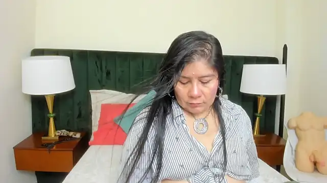 kiraGeiner online show from October 20, 2025, 10:27 am