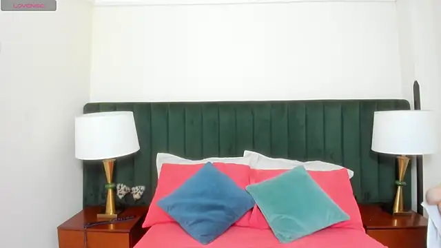 kiraGeiner online show from October 28, 2025, 9:35 am