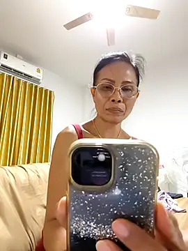 Mama Eva 1 online show from April 22, 2026, 8:10 pm