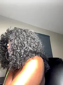 Snapshot of WomanNextdoor1 chatting on October 10, 2025, 11:48 pm WomanNextdoor1 online show from October 10, 2025, 11:48 pm