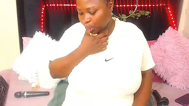 AmazingDarkDoll online show from November 11, 2025, 4:12 am