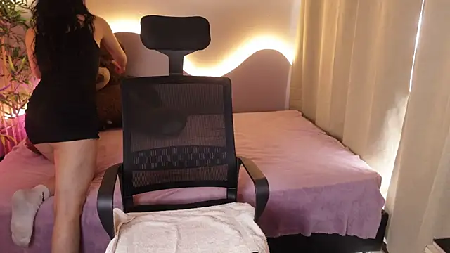 Emma and Issac online show from April 2, 2026, 8:17 pm