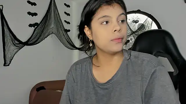 Snapshot of Aleja-02 chatting on October 13, 2025, 9:26 pm Aleja-02 online show from October 13, 2025, 9:26 pm